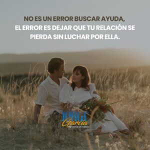 Pareja sentada en el campo conversando al atardecer, simbolizando la importancia de buscar ayuda profesional para salvar la relación.