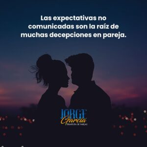 Hombre y mujer de espaldas en atardecer, simbolizando la distancia emocional por expectativas no comunicadas en la pareja. Texto: “Las expectativas no comunicadas son la raíz de muchas decepciones en pareja.”