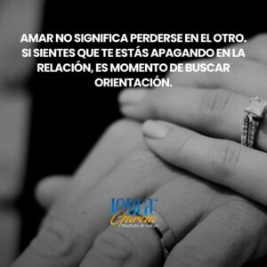 manos tomadas con anillos de matrimonio, simbolizando compromiso y búsqueda de orientación en la relación