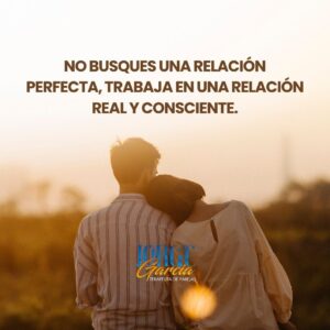 pareja abrazada en un atardecer, construyendo una relación real y consciente