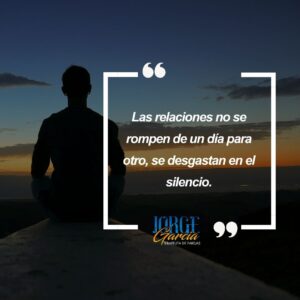 Pareja sentada al atardecer, en silencio, mientras una frase sobre comunicación en pareja aparece en el centro de la imagen. La escena transmite reflexión y distancia emocional.